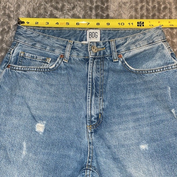 Urban Outfitters BDG Mom Hi-Rise Light Wash Distressed Tapered Leg Jeans.  Sz 27 - Picture 9 of 11